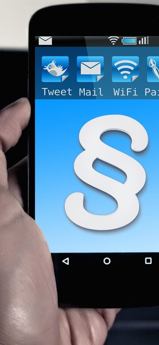 2026-08 App 数据视图界面截图，包含完成率环形图、逾期数量柱状图与近七日趋势折线，配色以靛蓝和紫色为主